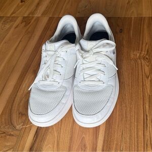 Women's Kizik Brisbane Sneakers in White (Like New)